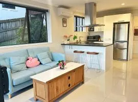 Fairview Heights Sunny Deck Retreat