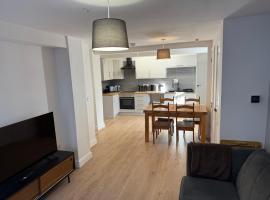 New 3 Bedroom Apartment Next to Station, hotel i Chepstow