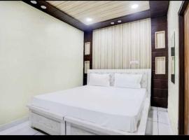 SPOT ON Isshu Hotel And Restaurant, hotel v destinaci Sikandarābād