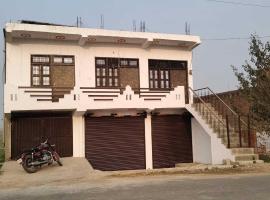 SPOT ON Om Hotel & Restorent, ξενοδοχείο σε Akbarpur