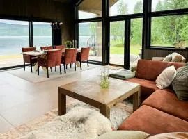 Moderne Hytte Ved Sjøen I Kvelia