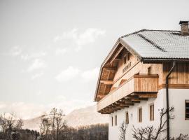 HOFERGUT Suites & Apartments, hotel de golf din Riscone