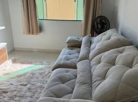 Casa completa com dois quartos e uma suíte master, localizada no bairro Alphaville Fazendinha