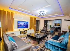 Luxury 4 bedroom Duplex with a pool, ξενοδοχείο με πάρκινγκ σε Mama