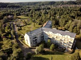 Residence Hotel Les Ducs De Chevreuse avec Parking, Hébergement, Repas & PDJ, serviced apartment in Chevreuse