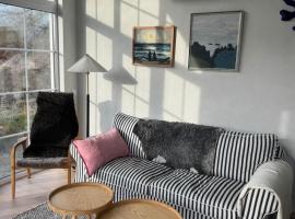 Cozy house in quiet Vik near golf courses & the sea, hótel í Simrishamn