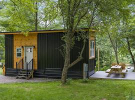 Riverside Tiny House with hot tub near Stowe, hotel i Johnson