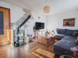 Maison 3 étoiles entre Pistes et Centre-Ville, Billiard, Ping-Pong, PS3, Cheminée, BBQ, Animaux admis