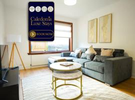 4 BR House By Caledonia Luxe Stays Short Lets & Serviced Accommodation Livingston, hotel i Livingston