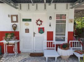 Ruma Kaca Simanindo Bed&Breakfast, accommodation in Ambarita