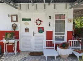 Ruma Kaca Simanindo Bed&Breakfast