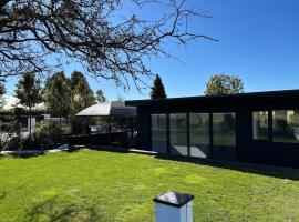 Little Woodlands Chalet with Private Garden & Hot Tub, hotel in Llancarfan