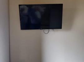 Petit chalet avec piscine privée, hotel i Lumbin