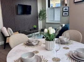 Central 2-Bed Apartment with Balcony & Parking