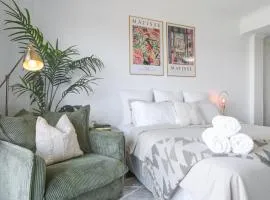 Harbourside Studio in Pyrmont with Pool, Gym, Sauna, & Parking spot