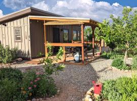 Basecamp Bluff - Bungalow with Patio, Dogs Welcome, hotel en Bluff