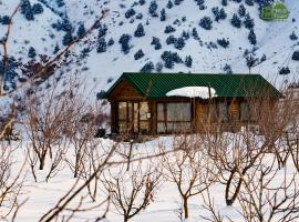 Wooden House in WildLife Refuge，位于Vedi的酒店