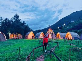 T&agrave; X&ugrave;a Glamping, tented camp en Bắc Y&ecirc;n