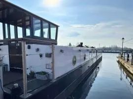 The Swan Flotel - Barton Marina