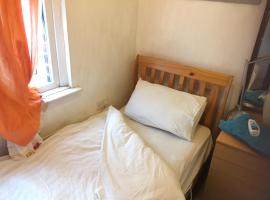 quietSmall Box Room with window, ξενοδοχείο σε Ρόδεραμ