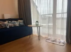 Apartament Niebieski Centrum Sarbinowo w budynku z restauracją