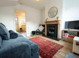 Cosy 2-Bedroom Townhouse - FREE Parking