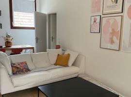 Le Guitry - Bois d'Arcy, hotel i Bois-dʼArcy