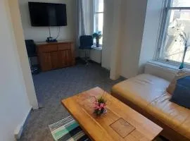 Charming 4 Bdrm Apartment beside the Royal Mile