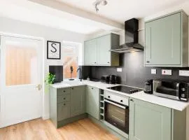 Bard's Townhouse - 2BR, Heart of Town, Parking, Sleeps 4