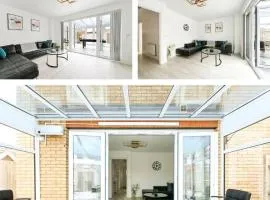 Swan's Place - Large 4bed home, Sleeps 9, Parking x2 & Games room