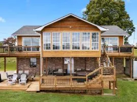 All Seasons Resort with Lake Access