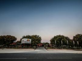 Mokoro Lodge, cabin in Maun