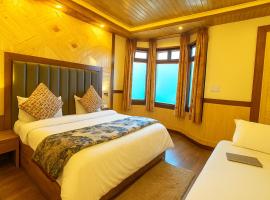 Naini Lake View The- Gwen -Stays Mall Road - Lake View Rooms Types- Prime Location - Best Luxuary Hotel In Nainital, hotel in Nainital