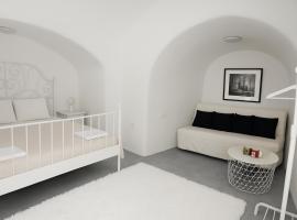 Unique small stonehouse at Thira, hotel en Megalokori