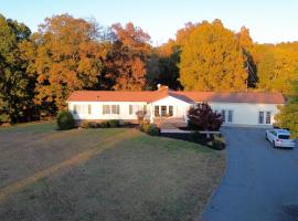 Farm Stay at Golden Meadows, hotel em Concord