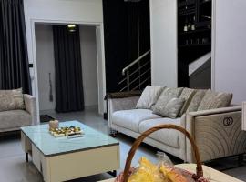 Modern 2-Bedroom Duplex in Secure & cozy Estate, hotell i Lekki