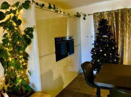 Elkstone House, Hot tub Luxury, Comfortable Home，位于Malvern Link的酒店