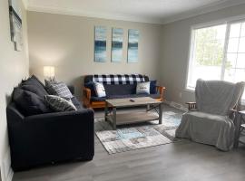 Beautiful Waterfront Ranch, hotel in Erie