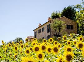 CasaVostra - Ambience Suites, hotel with parking in Ostra Vetere