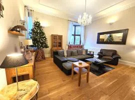 Luxury 5 bedroom Riverside home in town centre - Pass the Keys