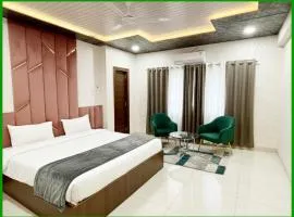 HOTEL Shiv P Near Shri Mahakaleshwar Jyotirlinga Temple - Railway Station Ujjain - Fully Air conditioned - Free Wifi and Parking Facilities
