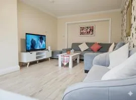 Spacious Modern 5 bedroom home near Heathrow Windsor