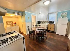 Cheerful Studio short walk to UHS near Lourdes & BU, hotel in Johnson City