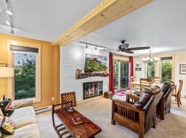 Bear Claw 104 - Ski-in Ski-out Condo!, hotel i Steamboat Springs