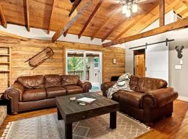 Secluded True Log Cabin, Covered Deck, Wildlife, AC & Heat, Ski & Hike!