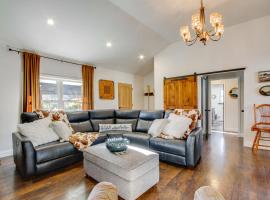 Fully Updated! Zanesville Home with River Views，位于曾斯维尔的酒店