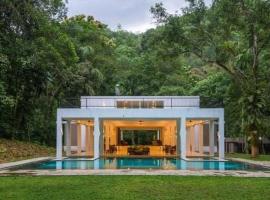 Palmstone Retreat, hotel with hot tubs in Kitulgala