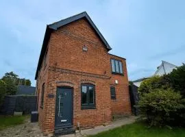 3BR Home, Driveway Parking, 1GB WiFi