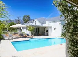 Largest one bed apartment & private pool in the Hoek