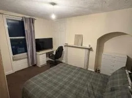 Private double bedroom close to town centre